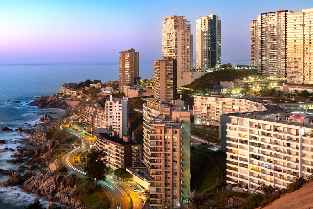 Vista de Concón con sus condominios costeros