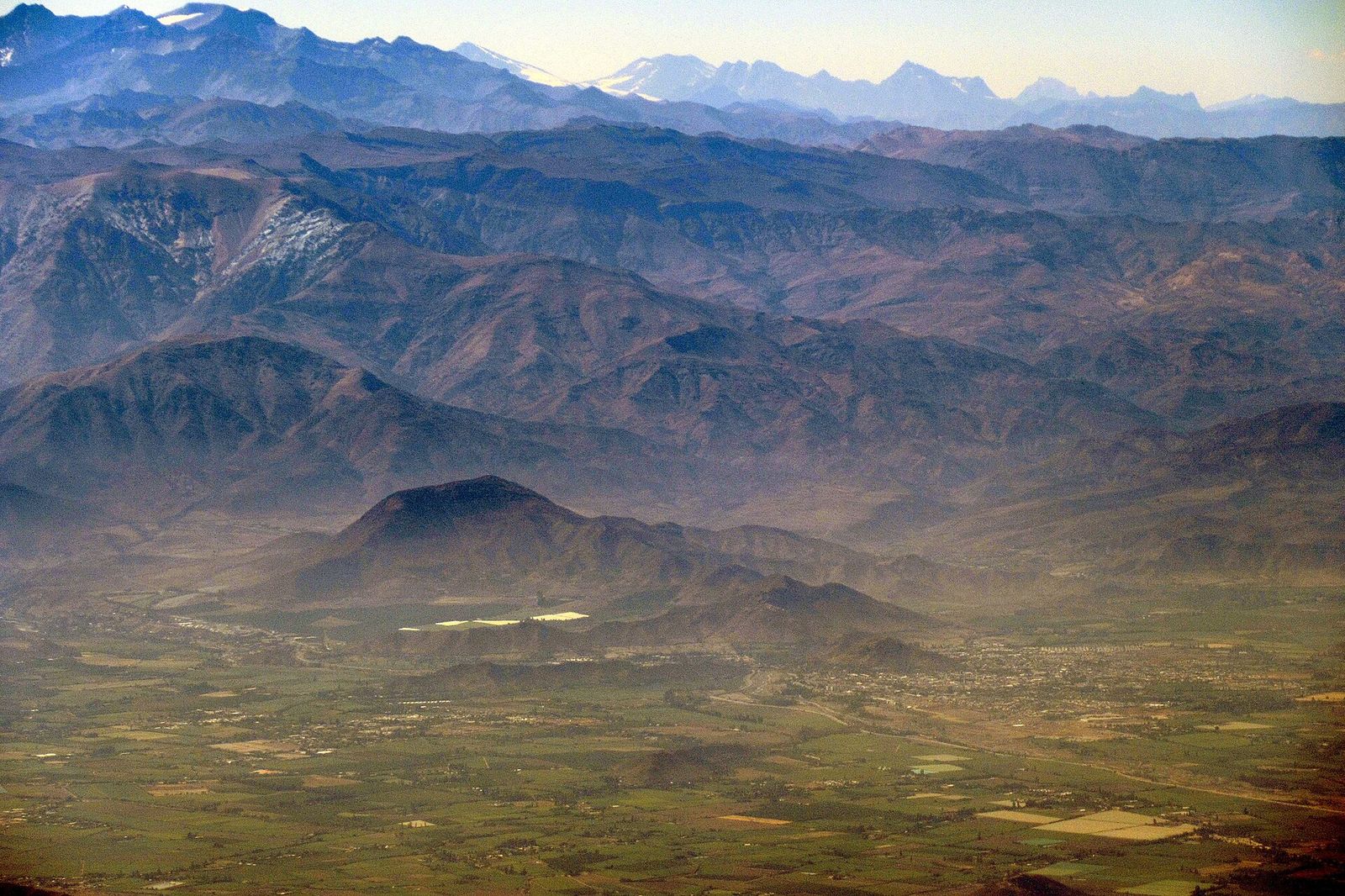 Ciudad de Los Andes con el Cerro Mercachas de fondo
