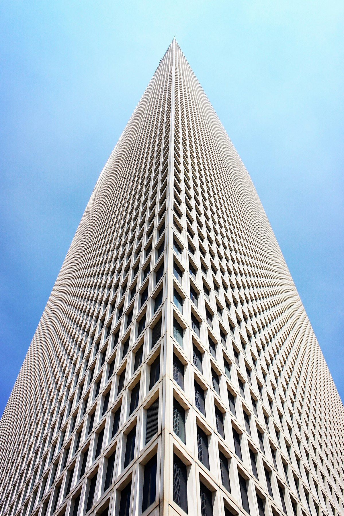 Edificio moderno de hormigón blanco
