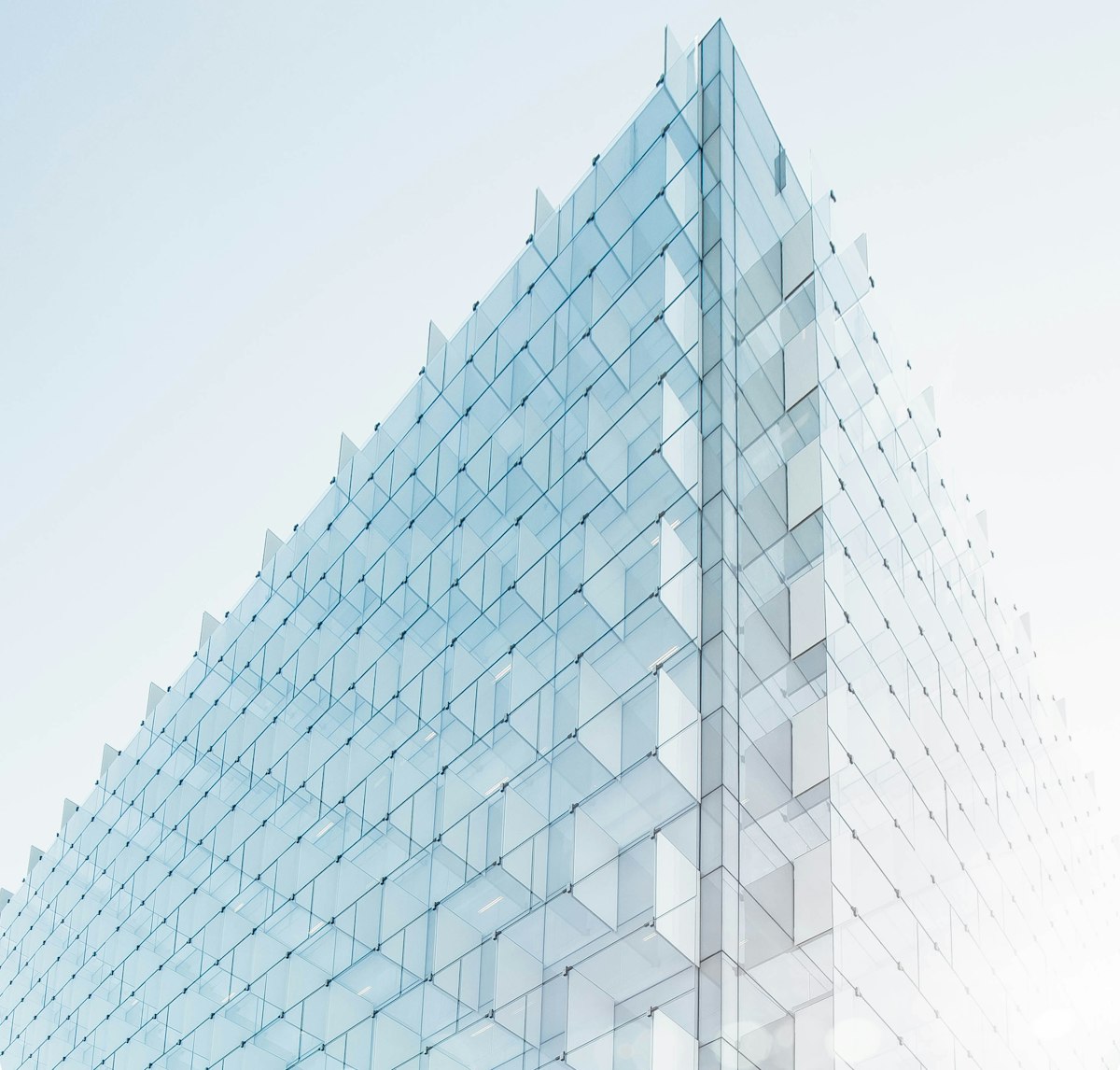 Edificio con fachada de vidrio administrado por CBYG